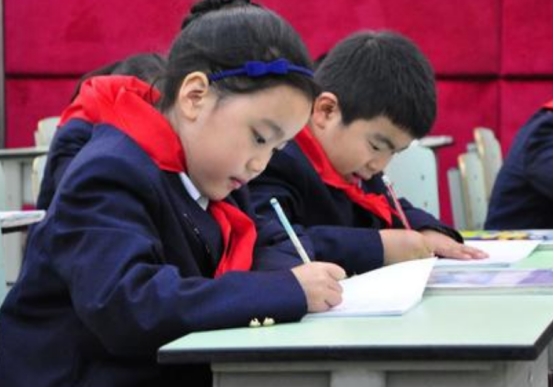 小学生作文《孤独》，仅三行15字却得满分，老师赞不绝口