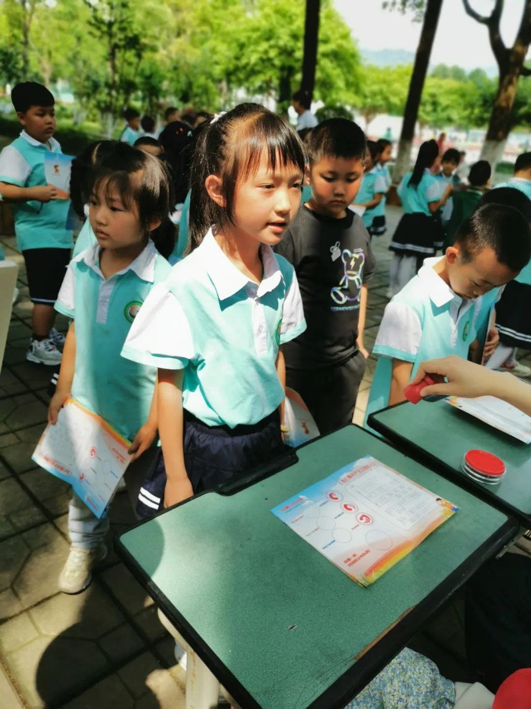 四川天府新区永兴小学一年级的孩子们在香樟林开展入队闯关活动