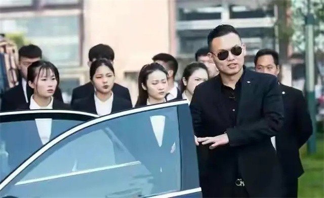 美女保镖吸引29万粉丝，年薪36万，富商老板一次小费超一个月工资