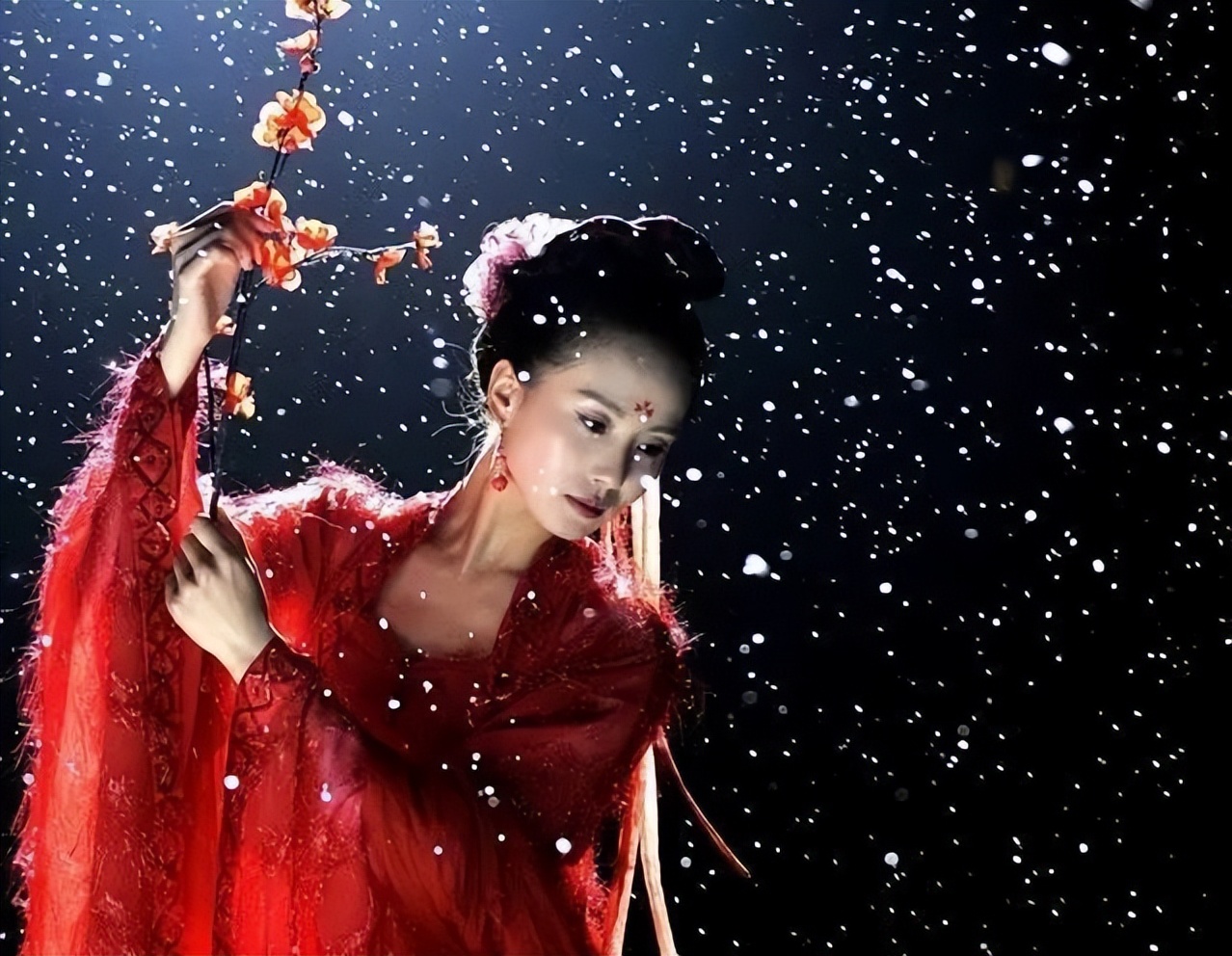 同样是“红衣造型”，杨幂娇俏像少女，赵丽颖霸气十足