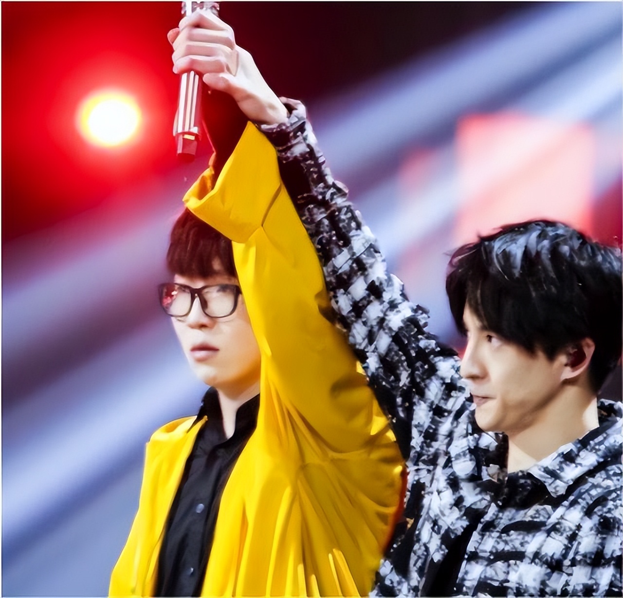 有一种“暖”叫善良，黄晓明救人，岳云鹏挡酒，个个细节见人品