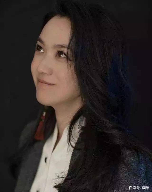 汤唯骨子里自带气质，侧脸风情万种，网友“绝对是个美人胚子”