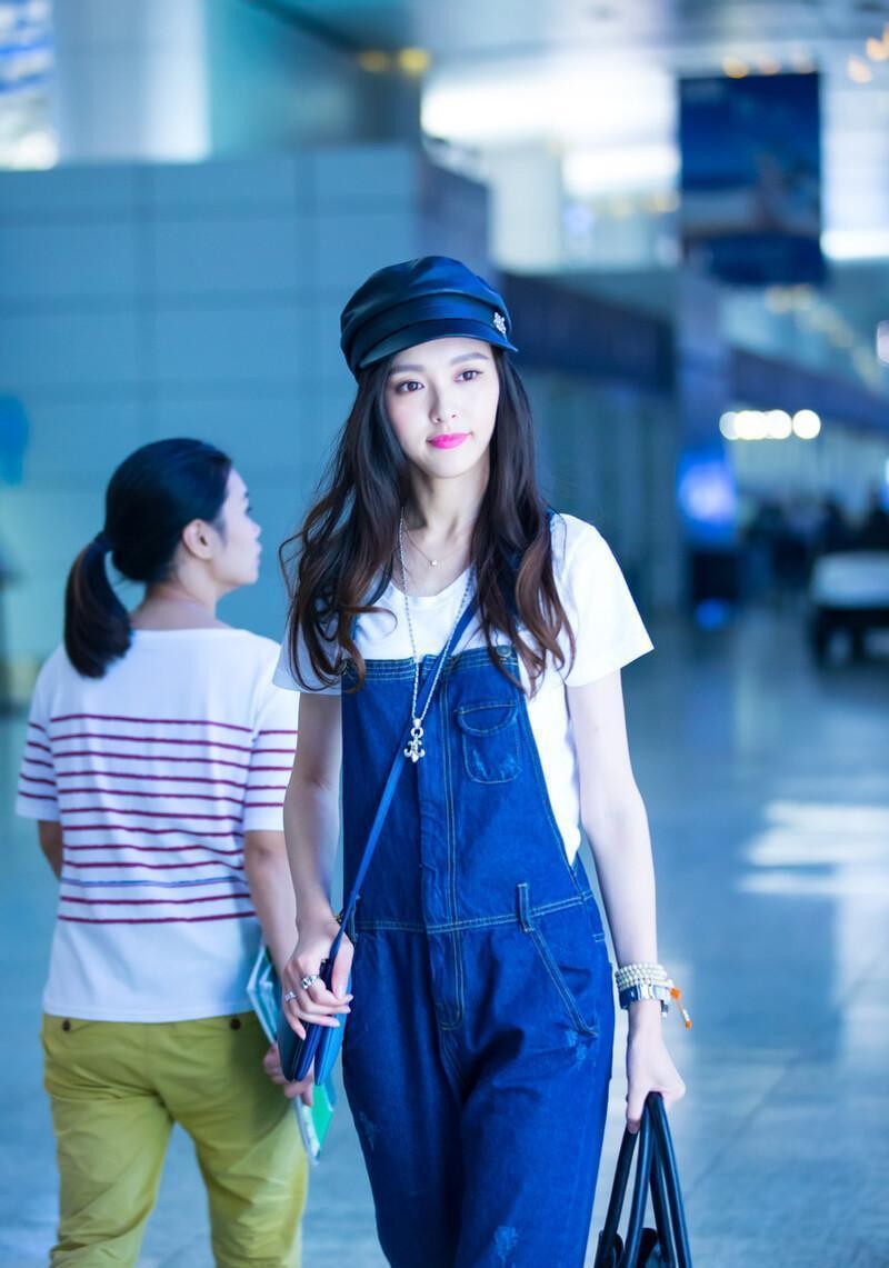 唐嫣生完孩子还这么瘦，背带裙配T恤好清新，看着好像学生妹