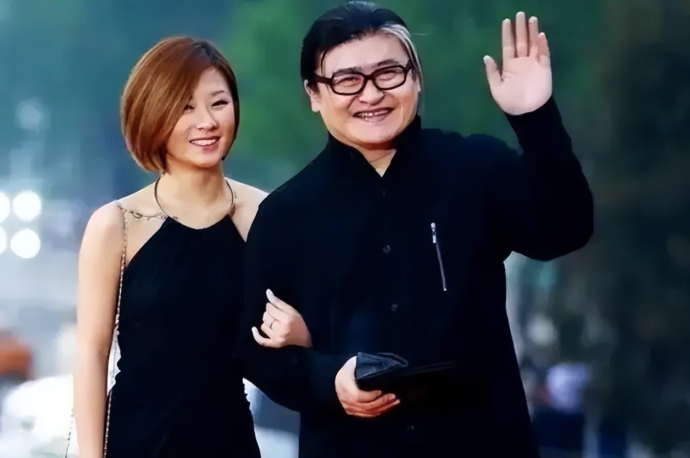 刘欢罕见带女儿走红毯，女儿穿挂脖小黑裙留侧分短发，气质太出众