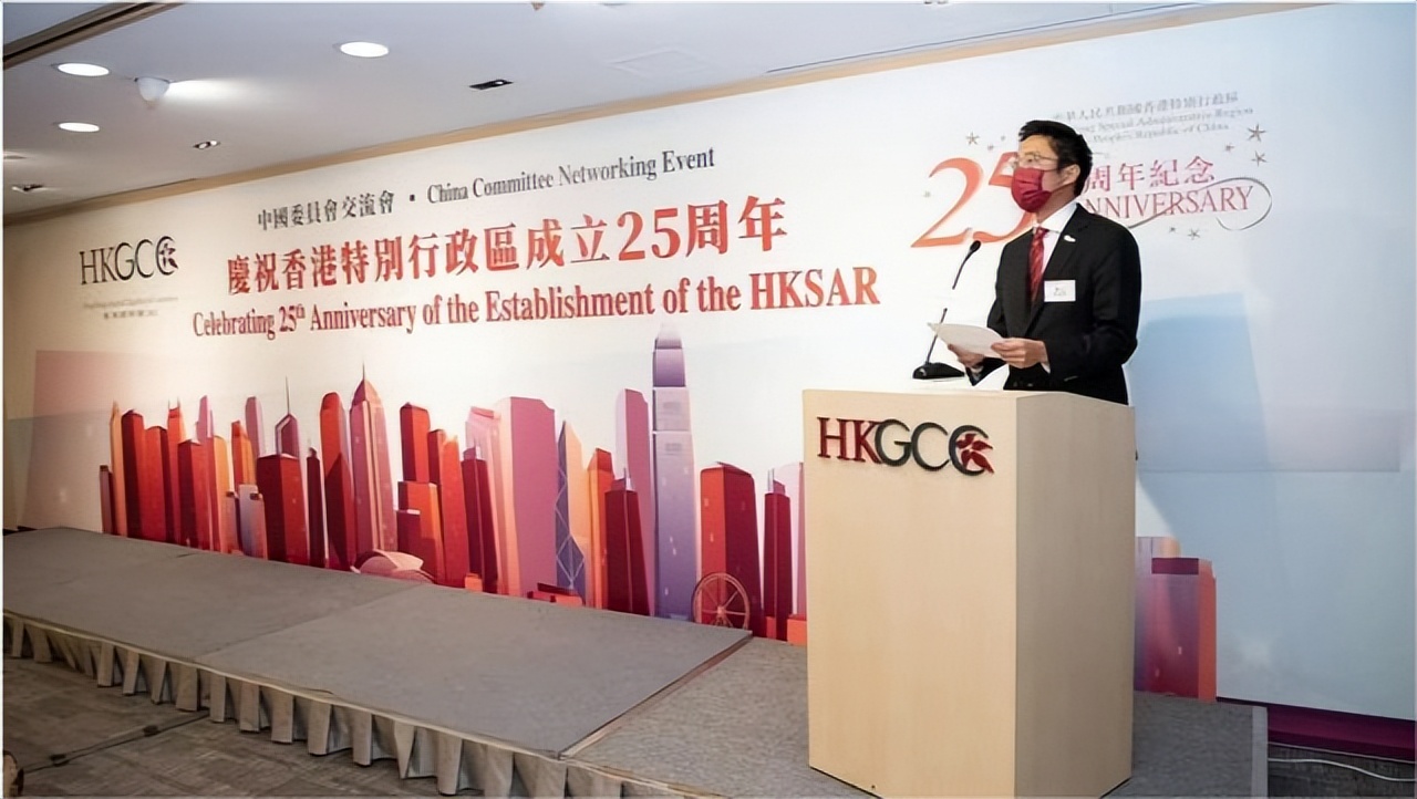 霍启山亮相有大将范！穿西装秀笔挺身材，比哥哥霍启刚更帅