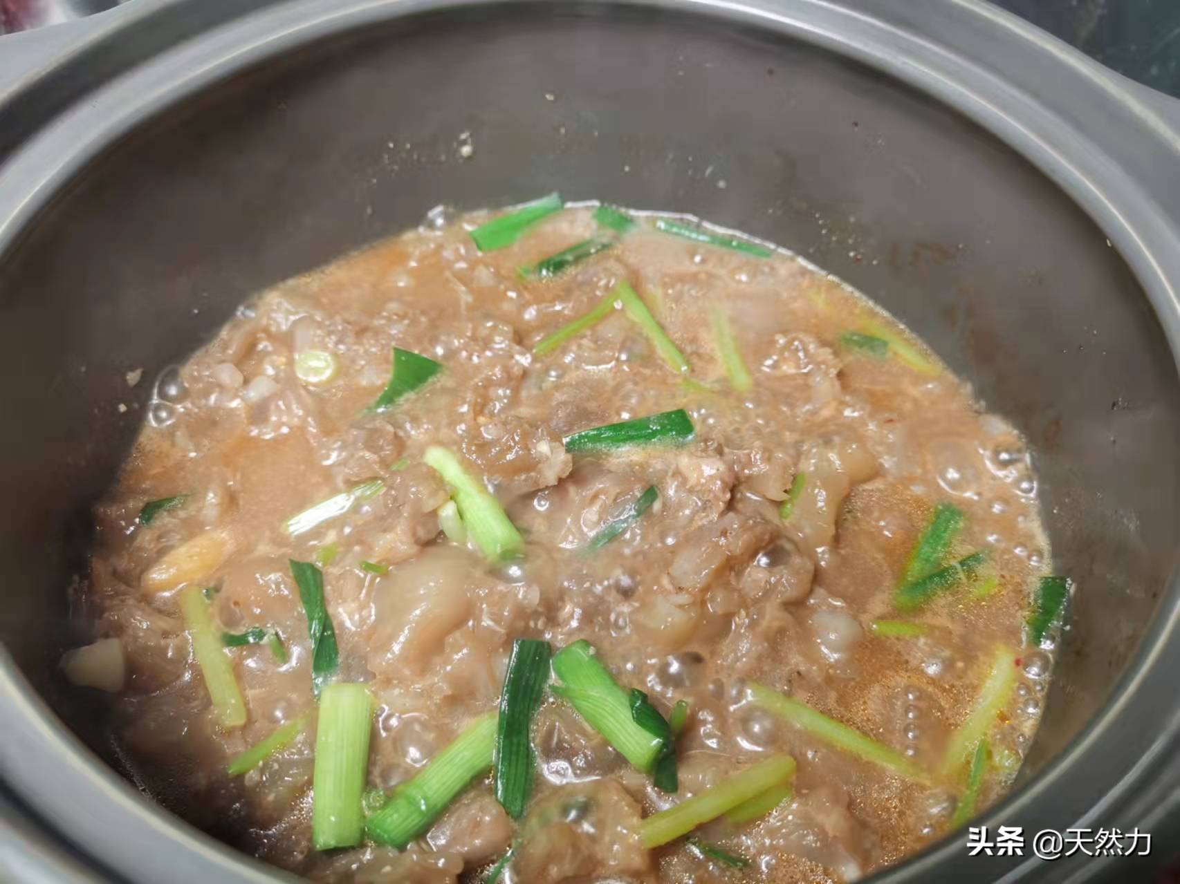 牛蹄筋要怎么做才软烂入味，教你家常做法，一口下去全是胶原蛋白