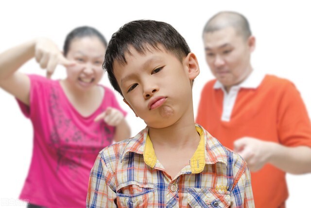 一个人对自己的父母总是发脾气，对外人却很好，这是什么原因？