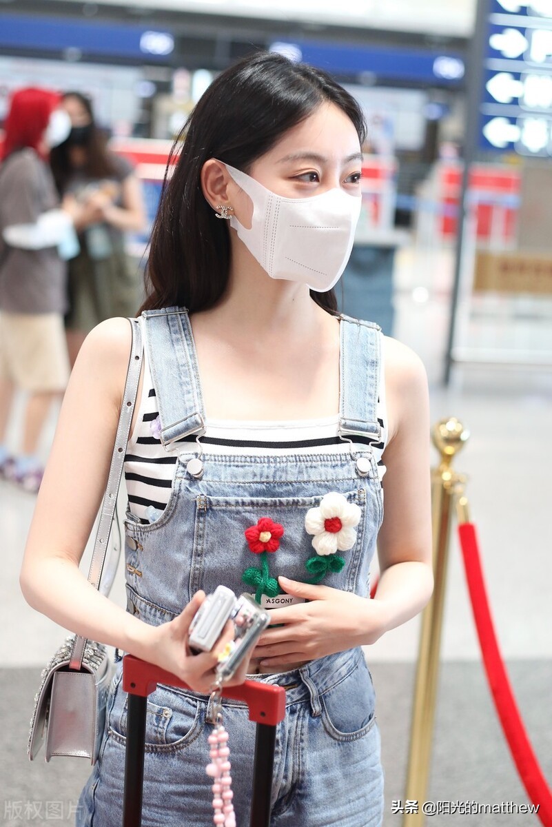 街拍：祝绪丹现身机场，路遇粉丝热情配合摆拍