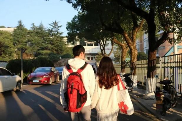 教科书式恋爱！湖南学霸情侣：考入985名校，本硕同校7年，包揽各类奖学金！