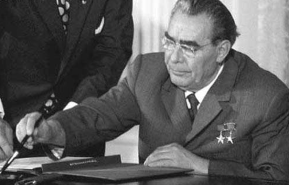 1970年毛主席连烧“两把大火”，尼克松会意，急派基辛格访华