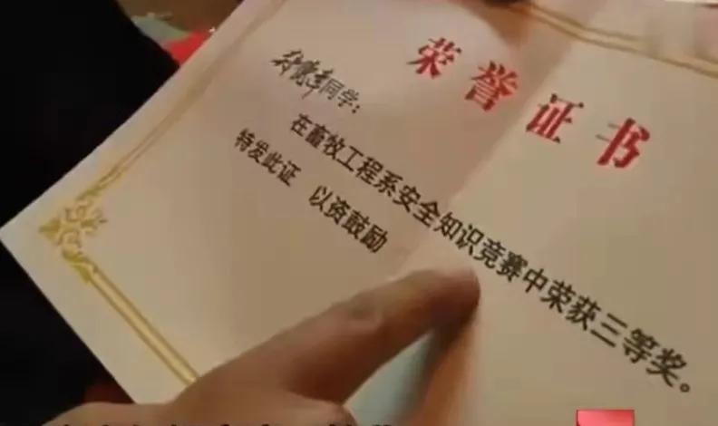 2016年，河南大学生，在青岛跳楼身亡，一条短信让父母泪崩