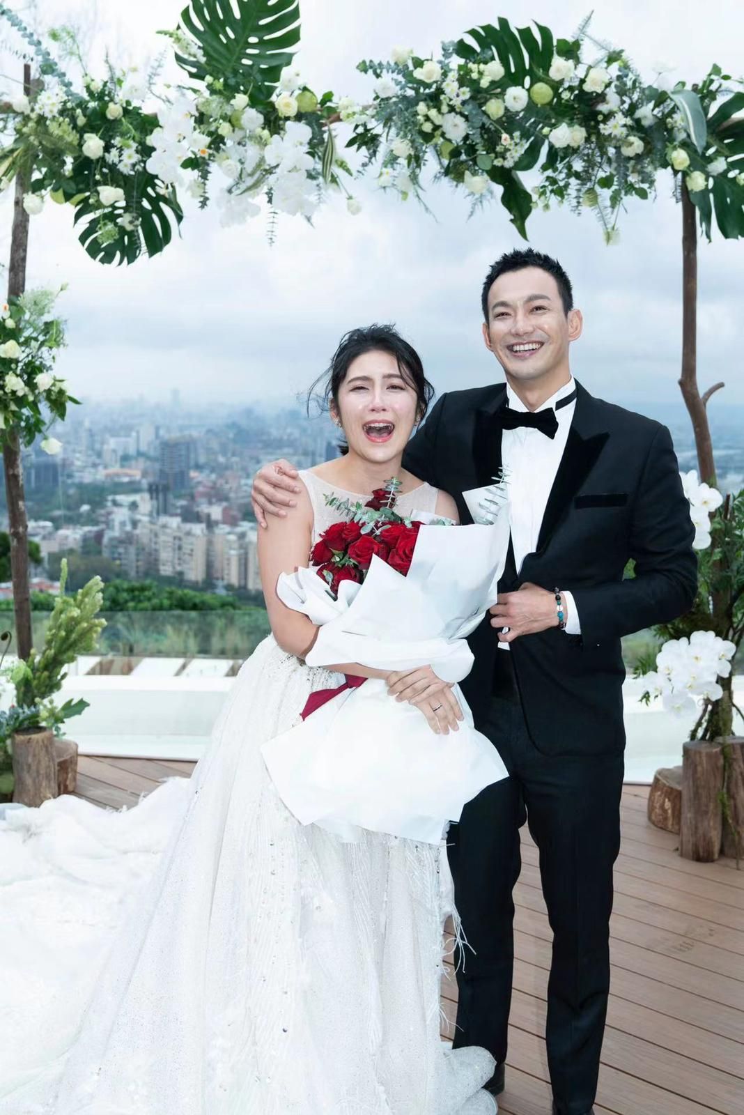 36岁男星与女友登记结婚！喜晒惊喜礼物，女方身材发福被疑怀孕