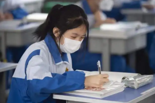 为啥高考当天不建议穿校服？资深班主任给出答案，原来大有学问