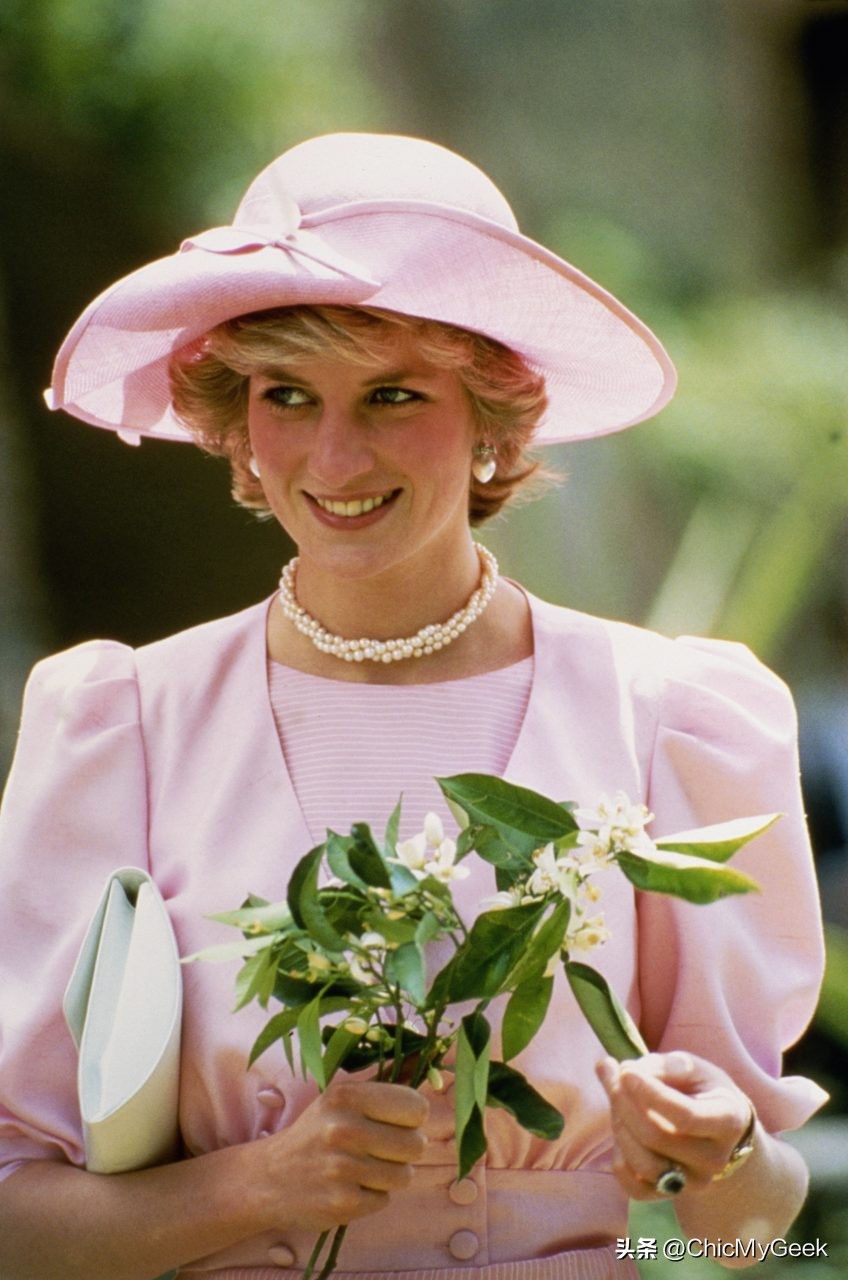 英王室女人罕见粉红照！戴安娜王妃美的一骑绝尘