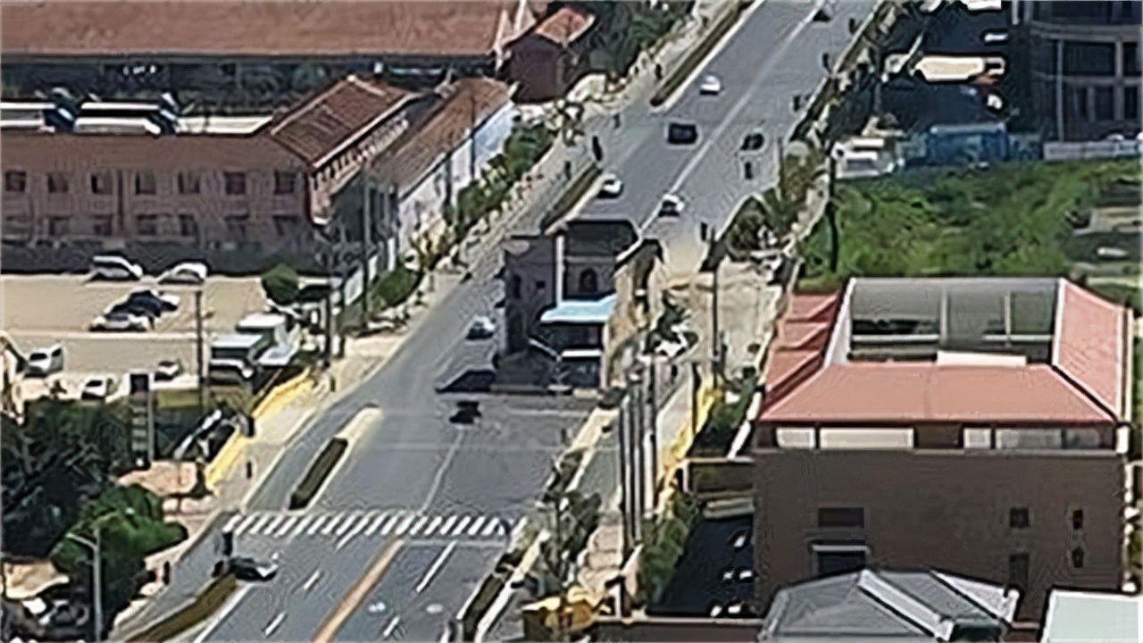 上海马路上的“豪宅”：要6套房加一块宅基地才肯拆，14年后搬走