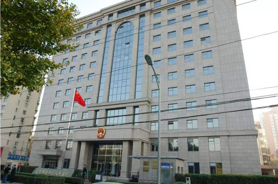 2002年，央视美女主持，在餐厅接电话意外身亡，只因推错了一扇门
