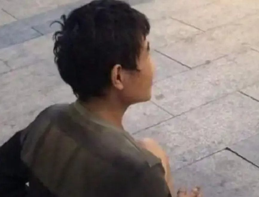 “山寨機鼻祖”陳金陵：負債千萬、妻子跑路，如今成破布爛衫乞丐