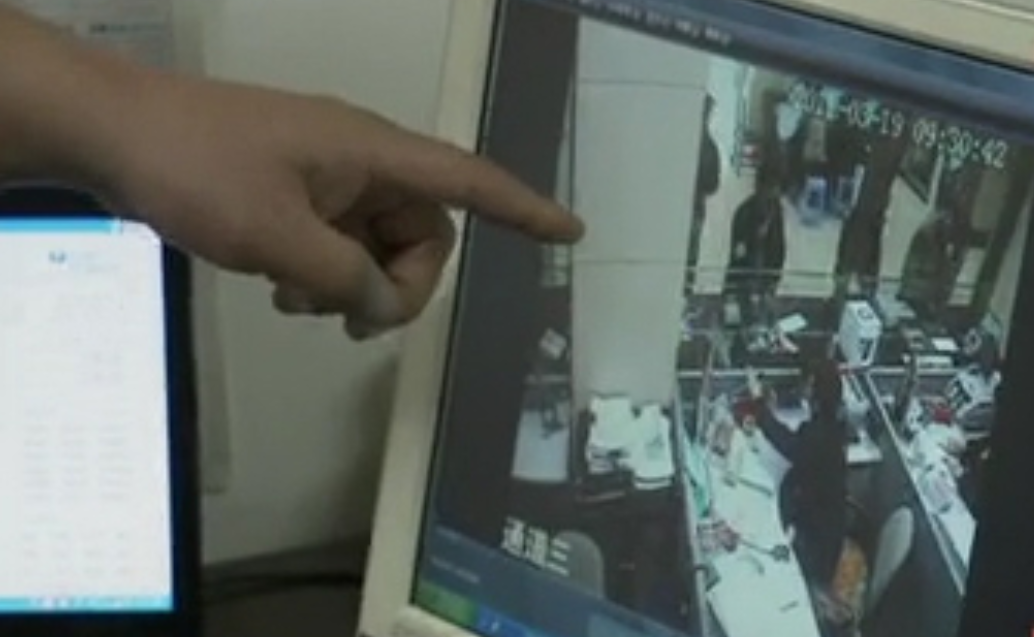 2011年，陕西男子收到与不知名女子裸照，警方查出系列民生大案