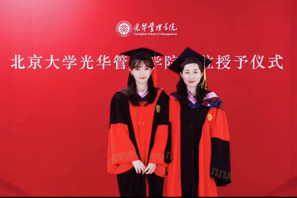 一组北京大学校花毕业照走红，颜值天花板来了，真实身份更是惊人