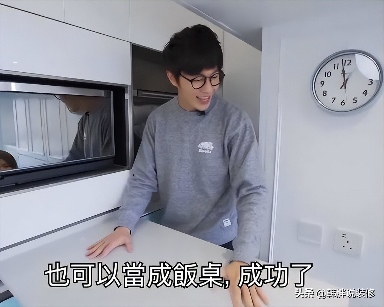 香港90后小夫妻，花230万买下12㎡小屋，床吊在半空，这设计绝了