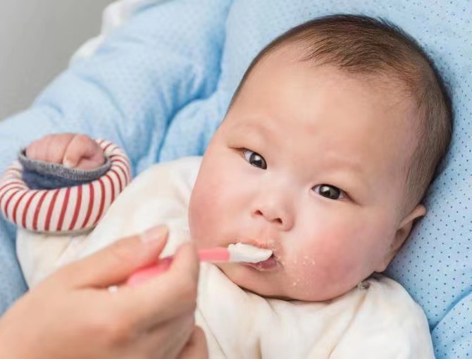 宝宝什么时候开始添加辅食？除看月龄，这4个条件也不能少