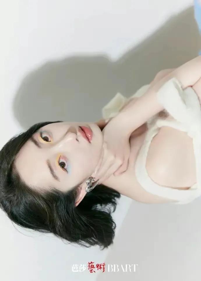 金晨、白鹿淡妆浓抹总相宜，自拍库存平易近人，领家妹妹即视感