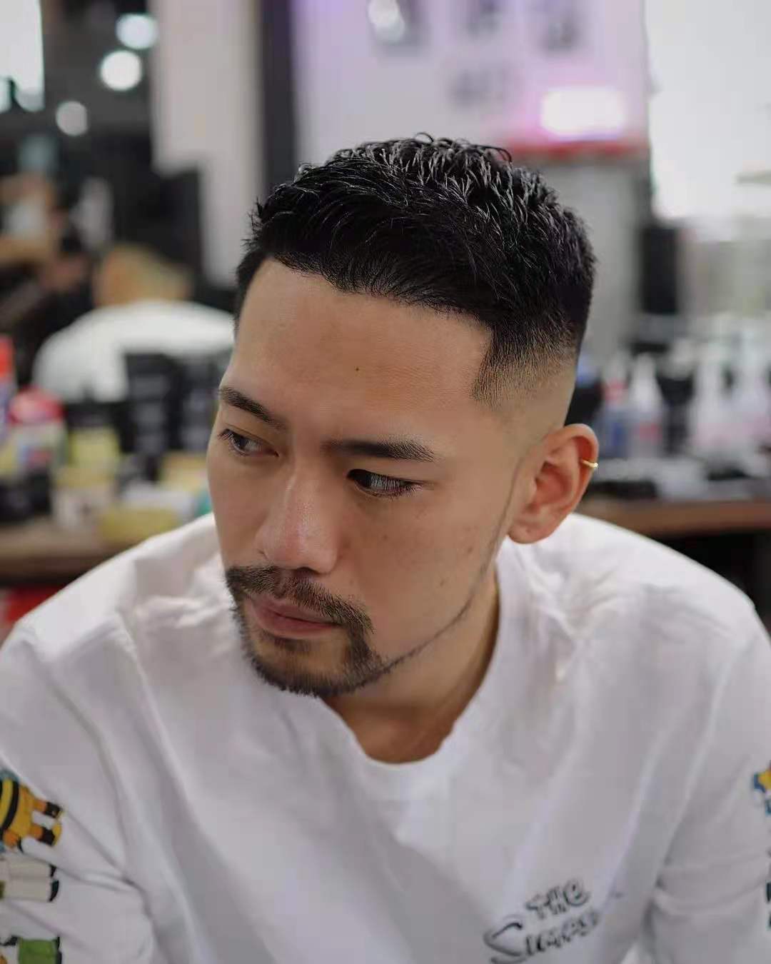 两边剃光中间留长的发型，有人叫三面光，有人叫铲青，有啥区别？