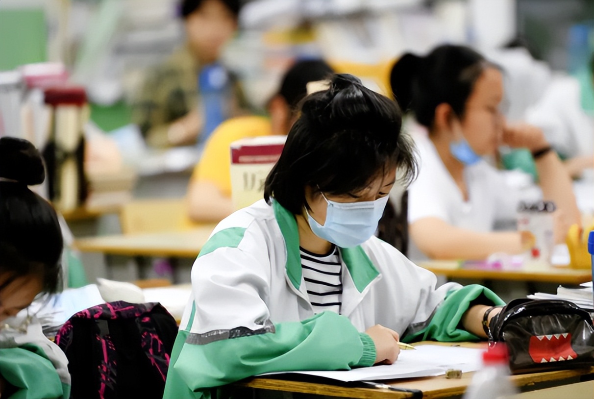 在校大学生迎来新消息，大学就是玩的日子到头了，大学生感到担忧