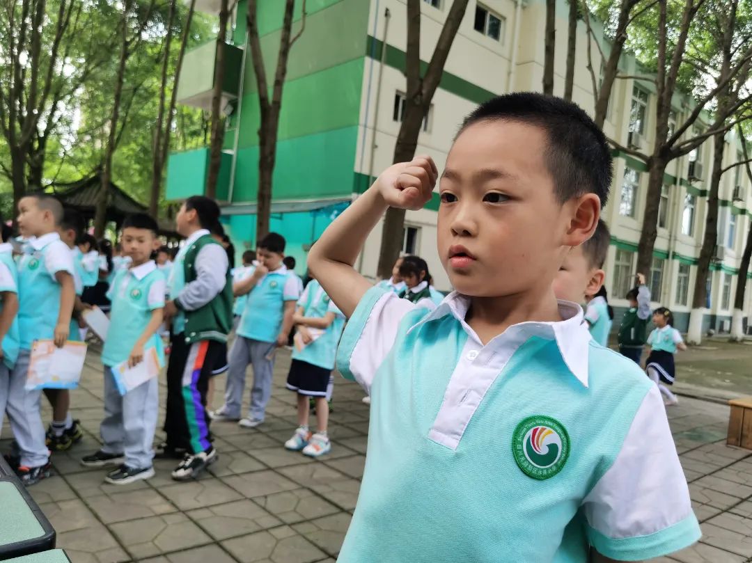 四川天府新区永兴小学一年级的孩子们在香樟林开展入队闯关活动