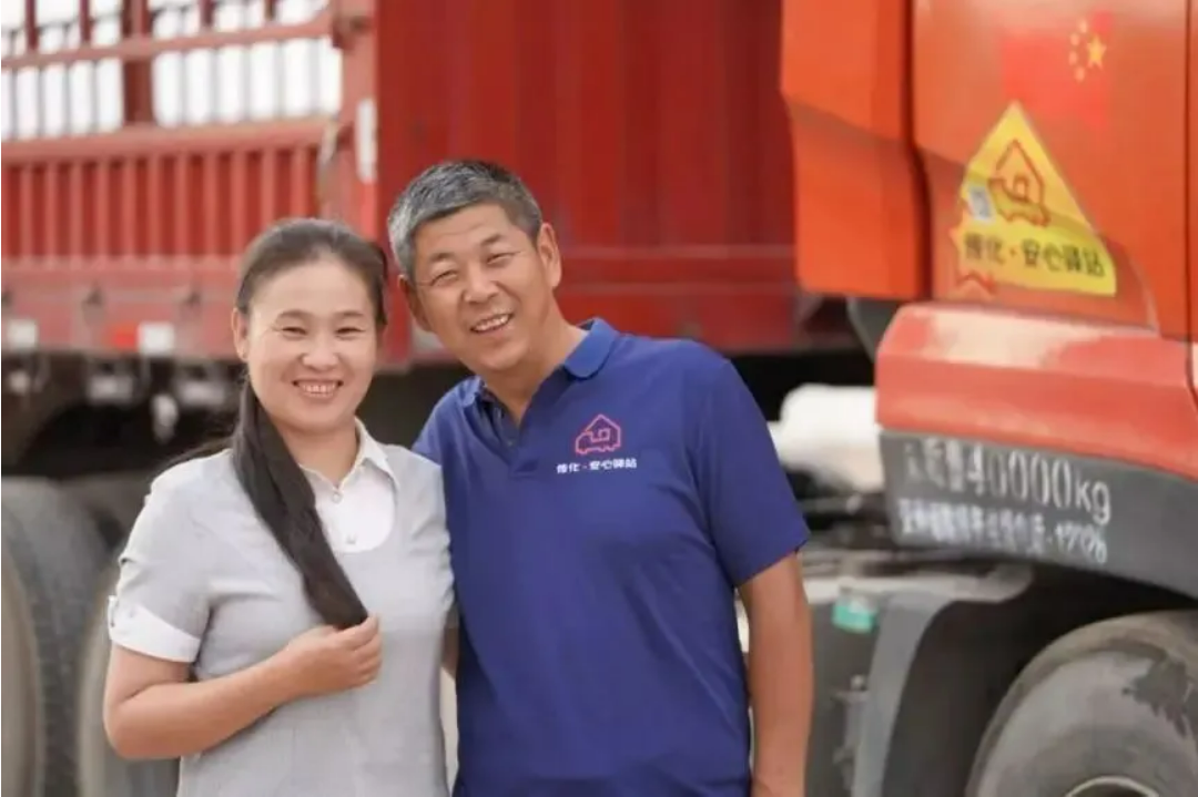 中国1000万卡车夫妇真实生活：24小时吃住都在车上，货比命更重要