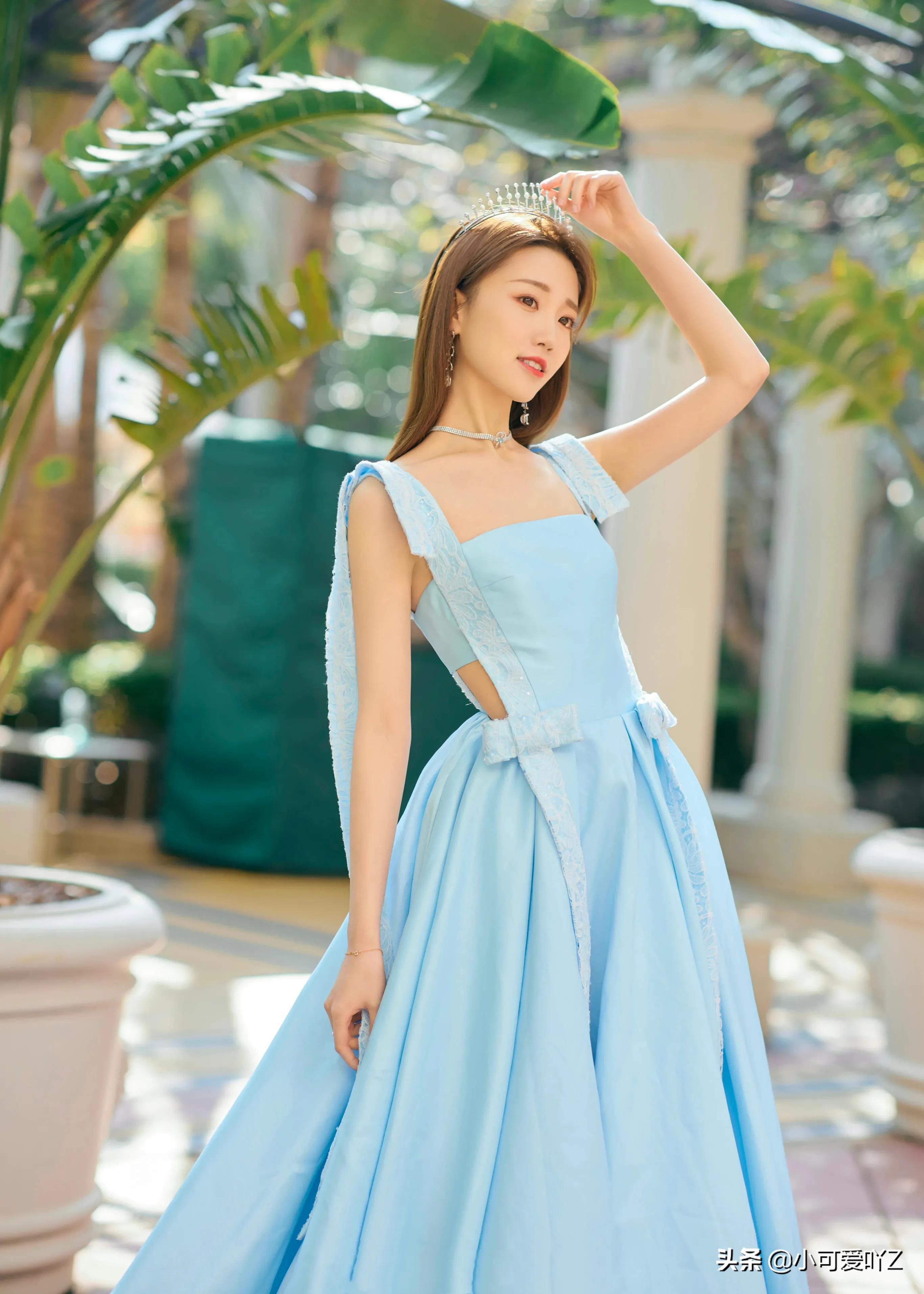 张纯烨，红粉蓝绿黑裙装，各有各的惊艳美丽