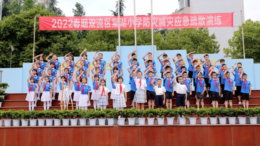棠湖小学开展《珍爱公物，维护文明》第十四周国旗下主题成长活动