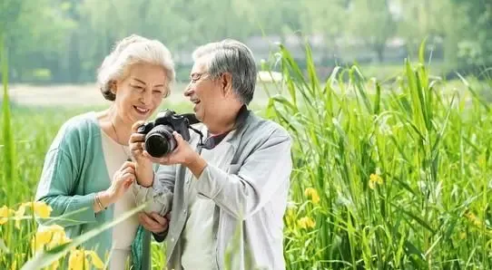 银发经济时代让老人越来越年轻(新老年人的银发经济你了解吗？新老年人是指出生于20世)