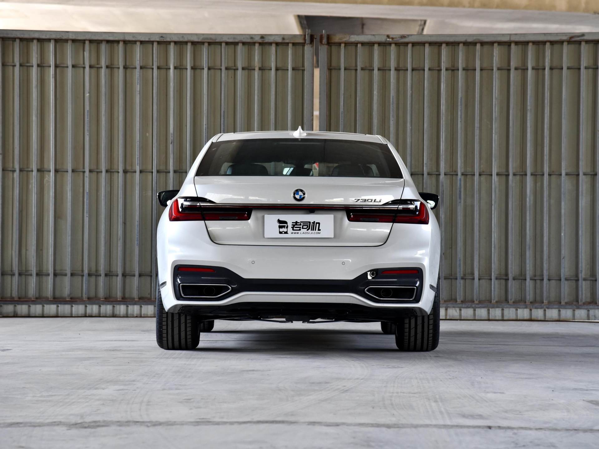 年轻且运动,行政豪华车,大鼻孔设计,实拍宝马7系