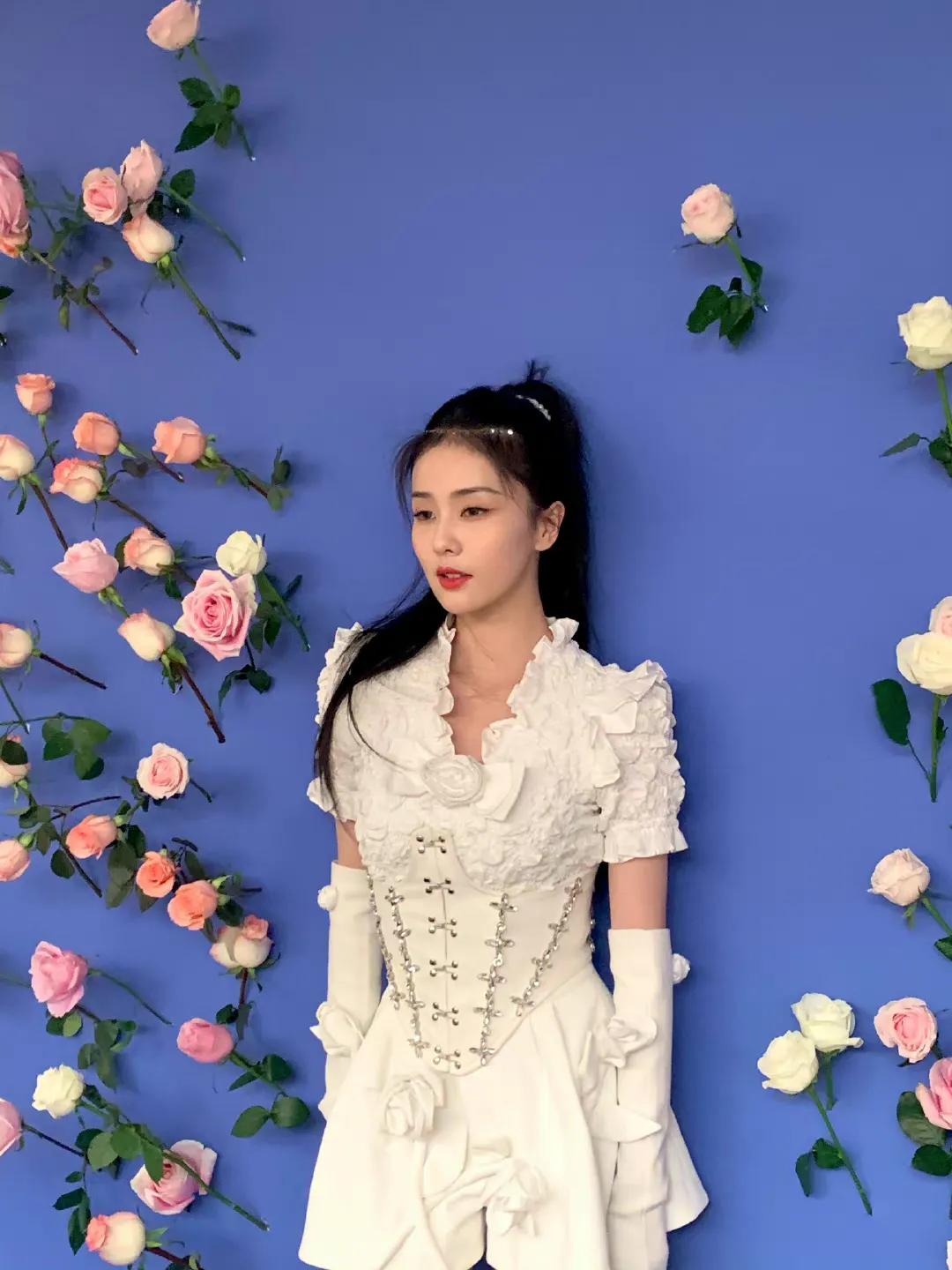 金晨、白鹿淡妆浓抹总相宜，自拍库存平易近人，领家妹妹即视感