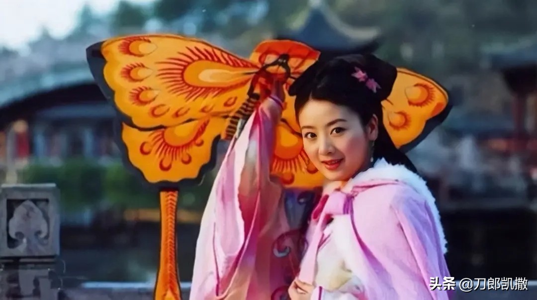 年轻时貌美如花，如今成了“村花”的代言人的九位女星