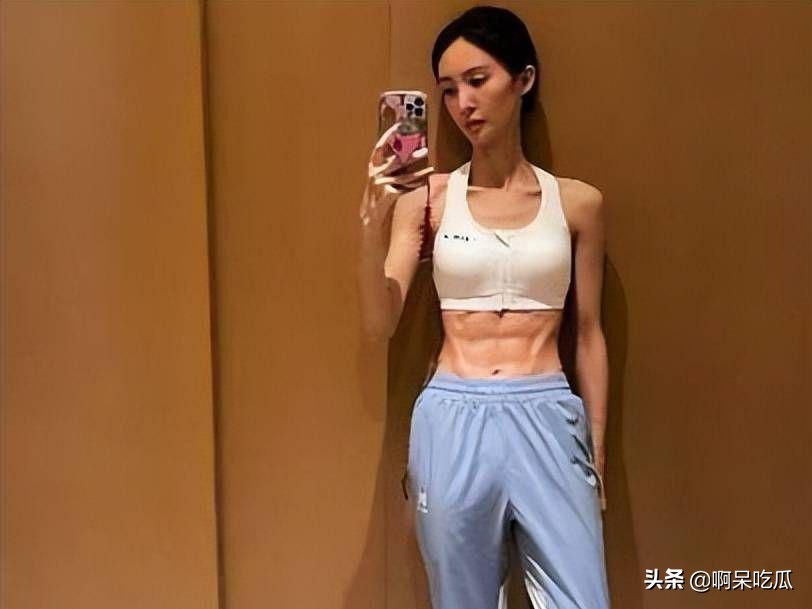 金晨因太瘦引热议，脸颊凹陷太显老，肩胛骨突出超吓人