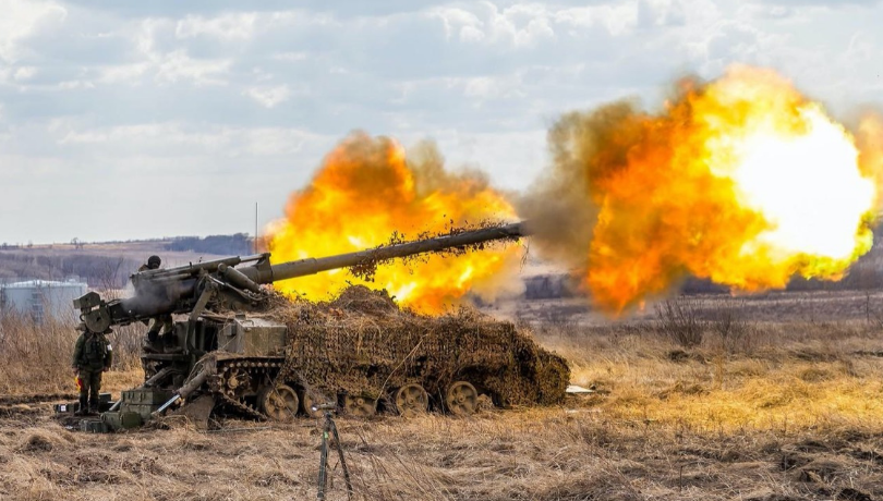 俄罗斯刚撤兵,乌克兰就打响第一枪!现场硝烟滚滚,民众恐慌逃亡