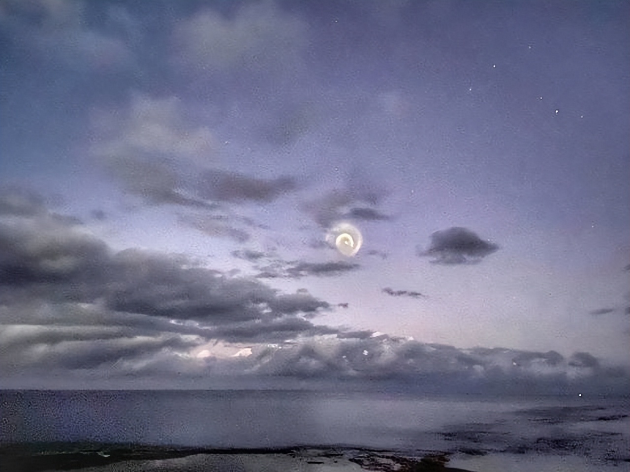 比满月还大的光球掠过美阿拉斯加上空！科学家称：可能是中国火箭