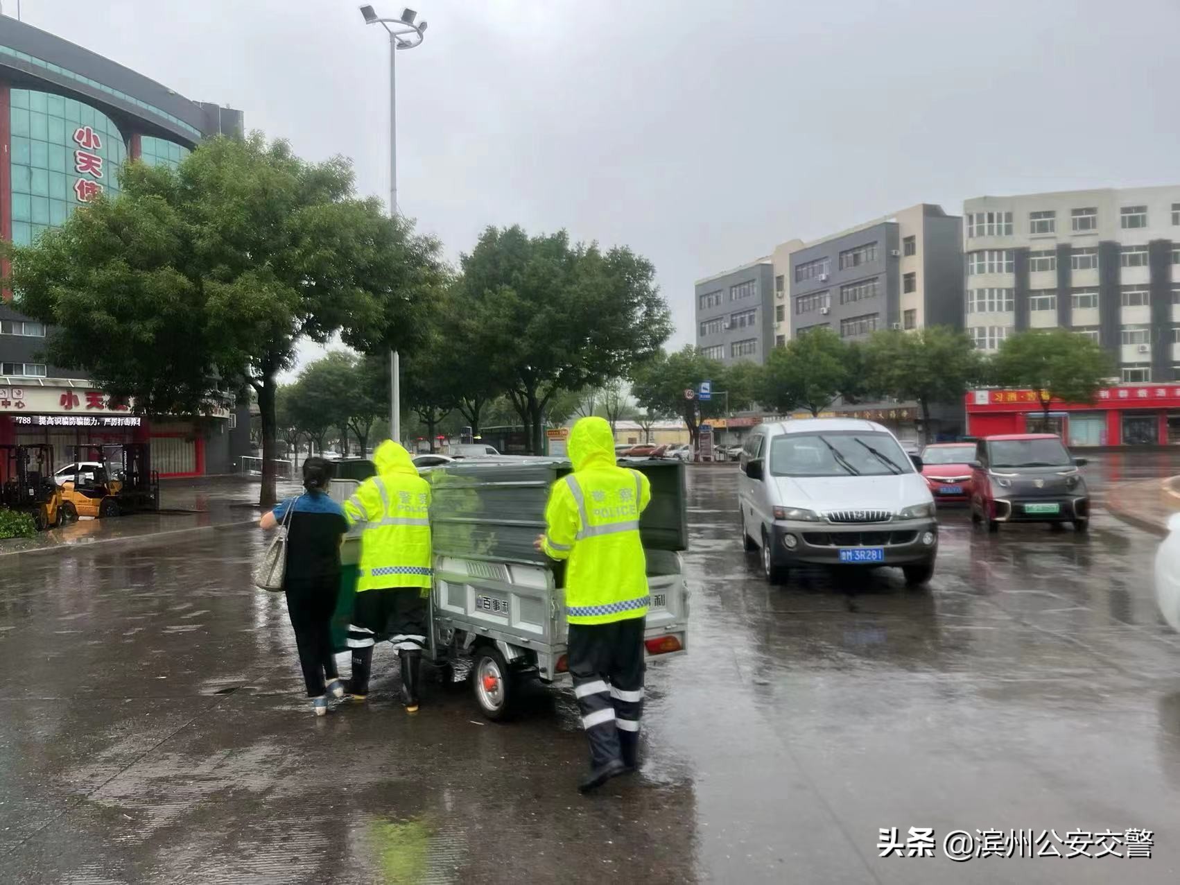 从黑夜到黎明 滨州交警严防死守应对暴雨恶劣天气