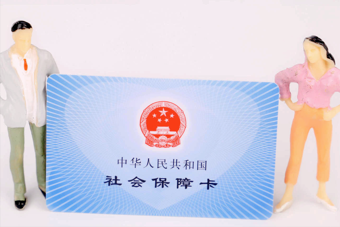 我在单位只交社保，在老家买新农合，交满十五年能正常退休吗？