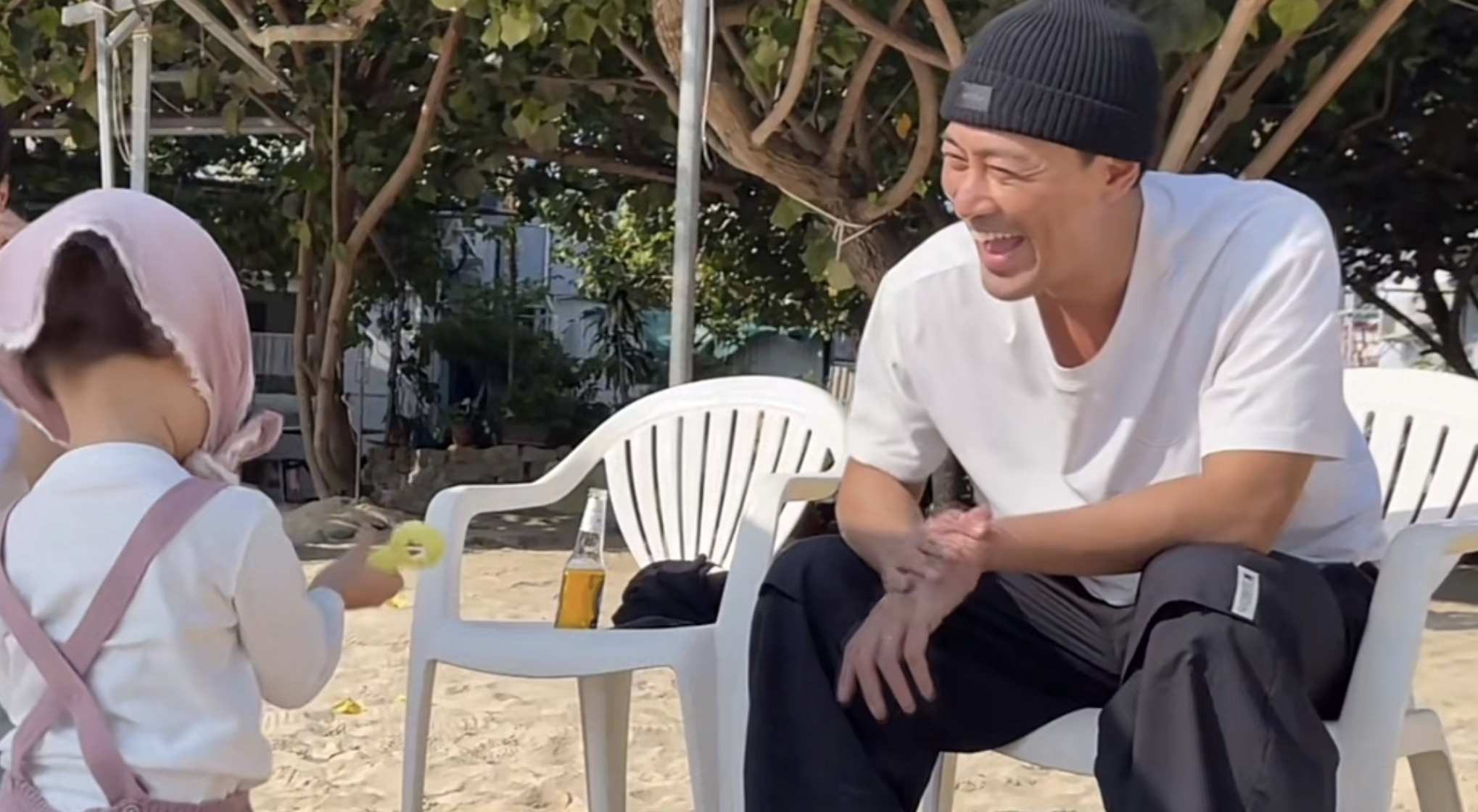 林峯携妻儿海边度假，拥女儿入怀被喊爸爸，格格大脑门被赞有福气