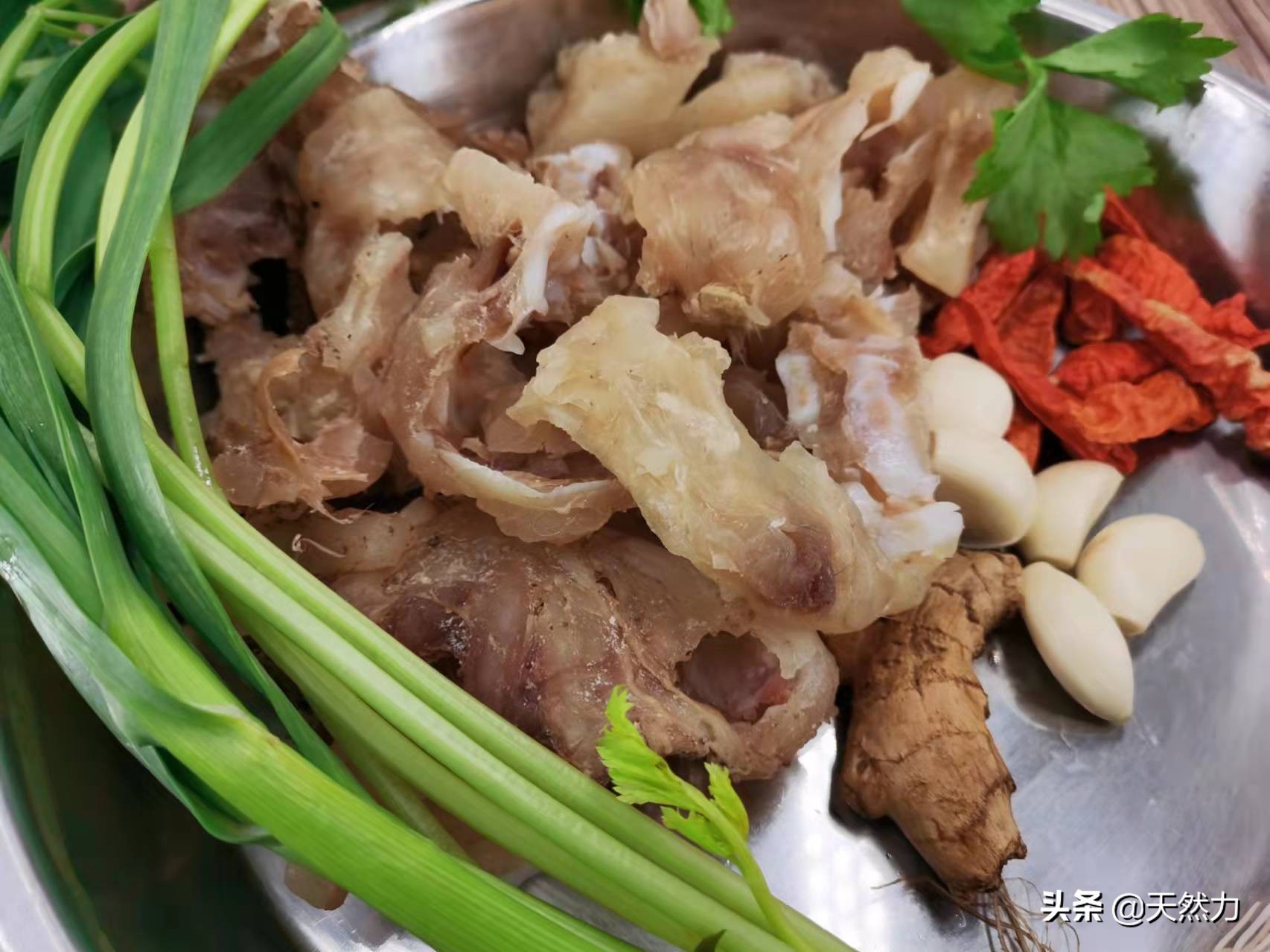牛蹄筋要怎么做才软烂入味，教你家常做法，一口下去全是胶原蛋白