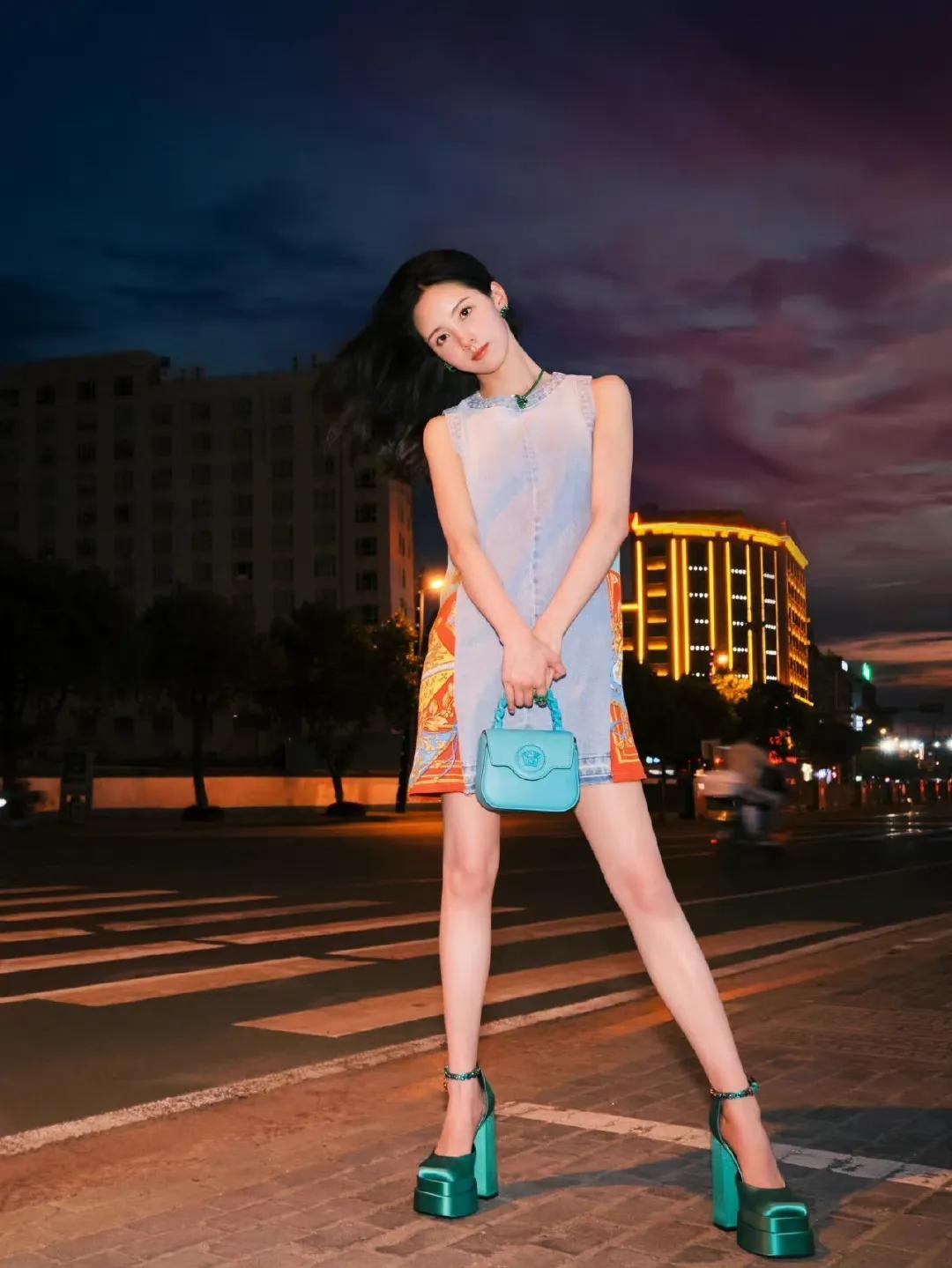 陈都灵近期穿搭