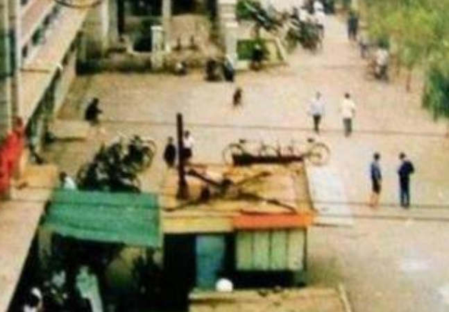 1999年，山东小伙以1敌7身中27刀牺牲，死后身上血衣成一级文物