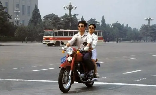80年代，風靡一時的蛤蟆鏡，當時到底多搶手？