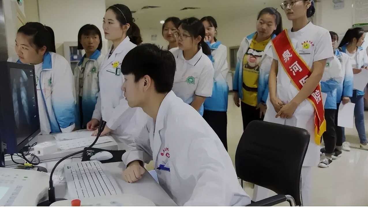 高考体检需要“一丝不挂”？学生扭捏且表示尴尬，体检医生很无奈