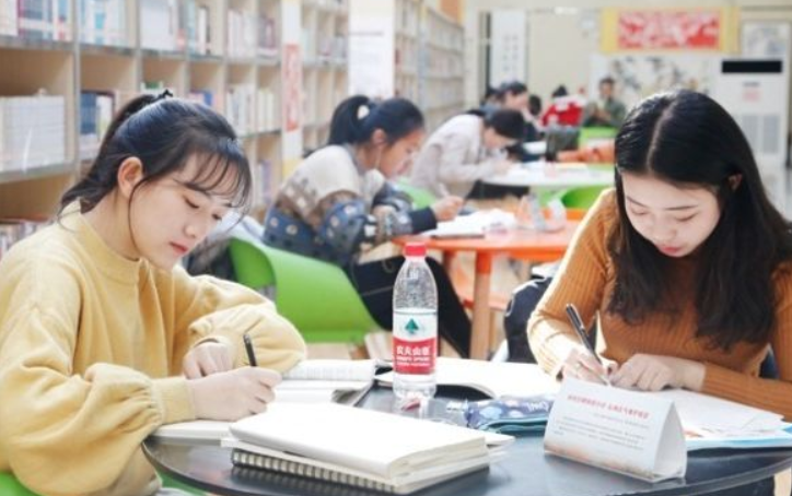 大学生封校有多闲？宿舍里面和泥做麻将引热议，这真是给憋坏了