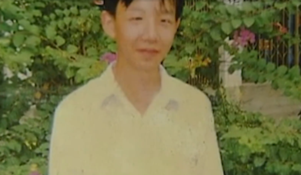 2011年大学生嗜游戏如命，沉溺网吧10年不成人形，归家5天后惨死