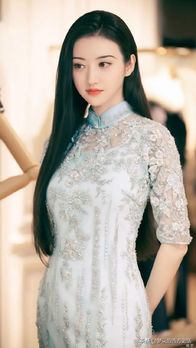 上半身貌美如花，下半身歪七八扭，这9位女星镜头前后反差好大